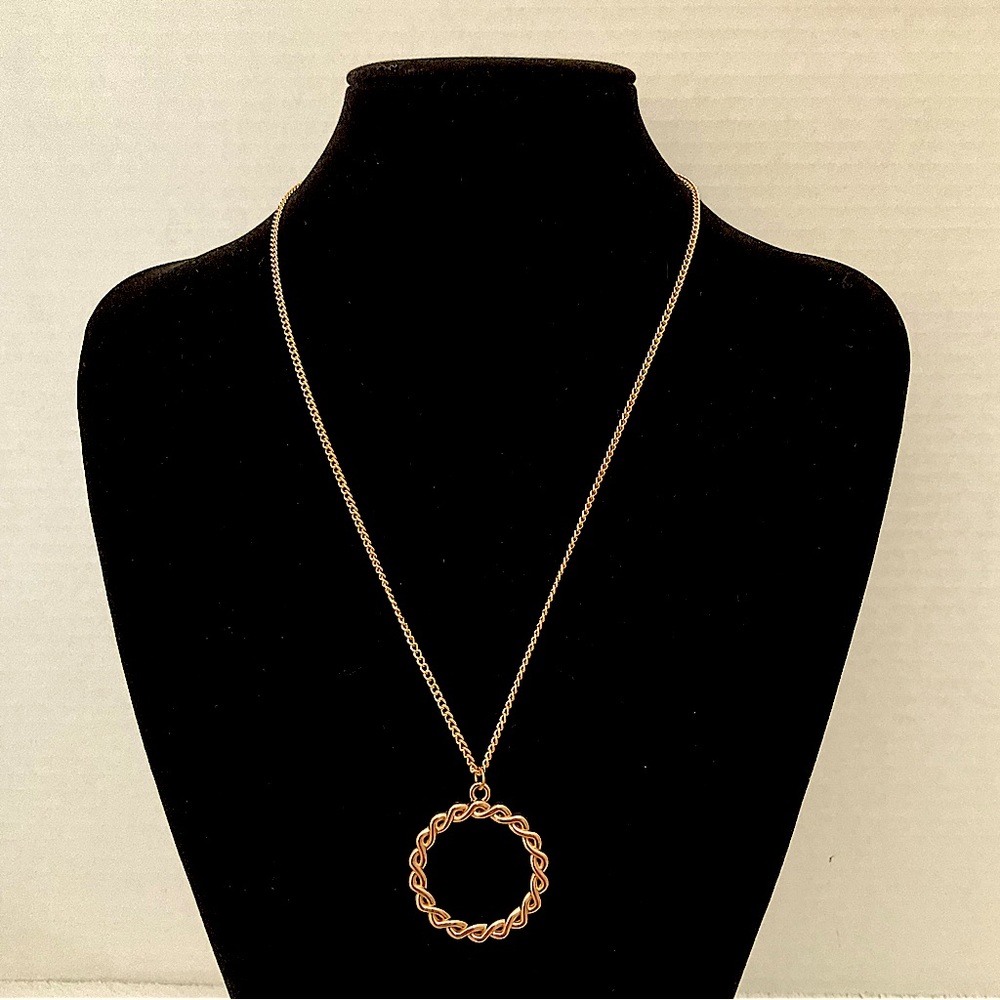 5/$25 - Goldtone Celtic Wreath Pendant Necklace